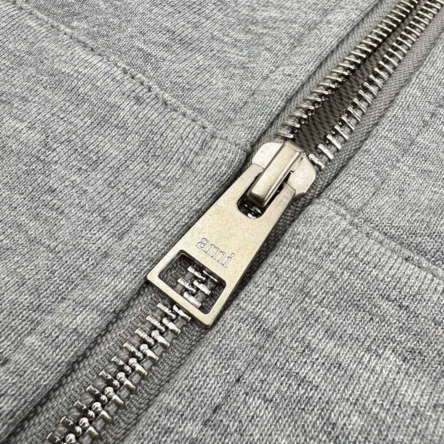 [Exclusive supply] Ami love embroidered hooded jacket (Gray). The original purchase was and developed. The fabric is made of custom-made mercerized cotton. It feels delicate and comfortable against the skin. It is based on fog Gray. It comes with a layer of soft light filter. Black silk thread dances on the chest with love embroidery. It is low-key and powerful. The French romantic code is engraved. It is the ultimate simplification of color. It also conveys the love and persistence of life. Simplicity controls complexity. Use lines to outline the silhouette and feel free without boundaries. It adopts imported machine embroidery technology and uses advanced computer control systems and precision mechanical components to realize Ami love embroidery operations with high precision. The lines are smooth and delicate, and the fabrics have been washed. It has a better hand feel and texture. It is not easy to deform, not easy to shrink, not easy to fade, and maintains long-term beauty. Size:S-M-L-XL